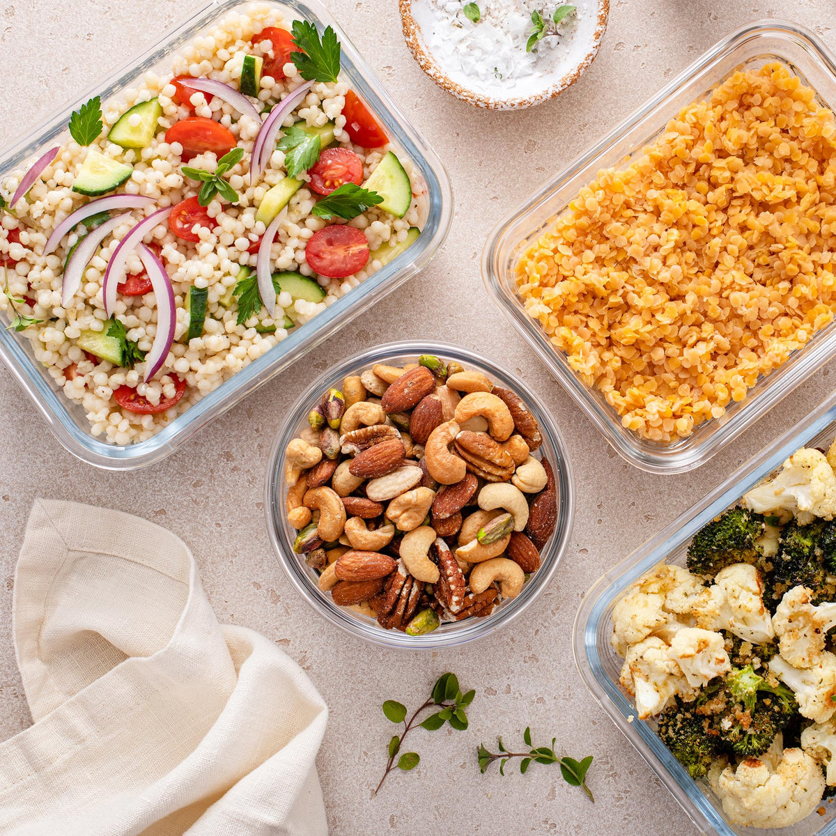 Freshware 24-piece set provides versatile shapes for lunch prep and batch cooking.