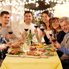 Frienda party-ready tablecloths in 12 colors for birthdays and weddings