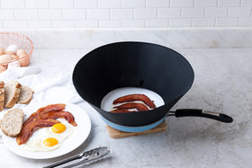 Frywall oil-mist blocking design reduces splatter during searing.