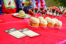 Fun Express Derby picks feature horse race-themed table decor.