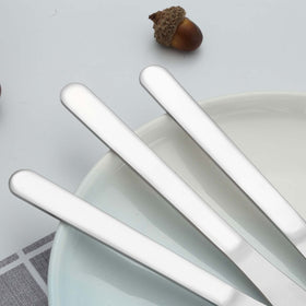 Funnydin dishwasher-safe dinner knives ready for easy cleanup.