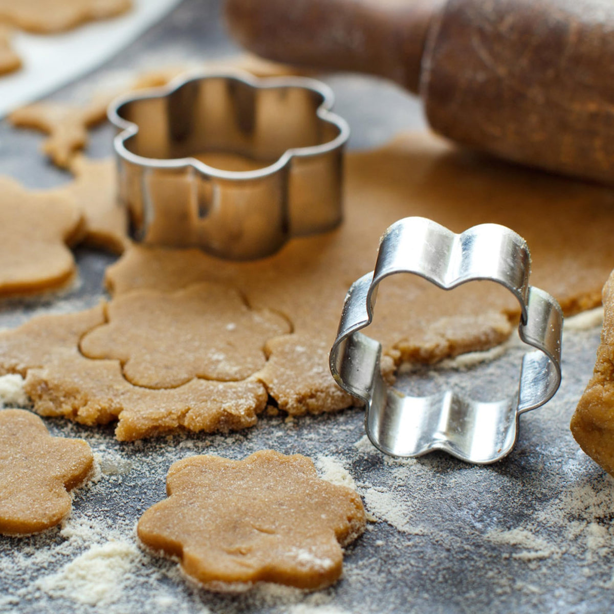FUSOTO flower-c cutter enabling colorful layered cookies.