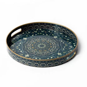 Fuukou round serving tray with handles for easy transport on coffee tables.