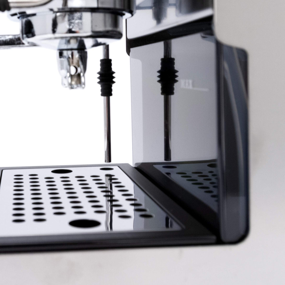 Commercial steam wand on the RI9380/46 E24 for velvety milk microfoam.