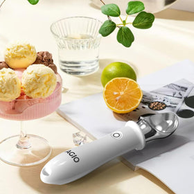 GAGIO cordless design with USB charging for portable scooping convenience