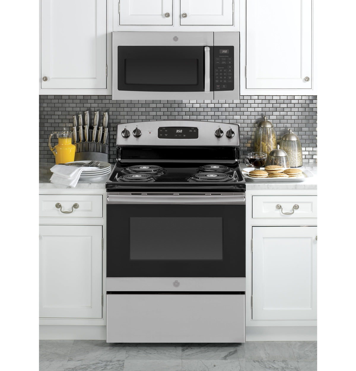 GE JVM3160RFSS interior cavity for quick reheats and even heating.