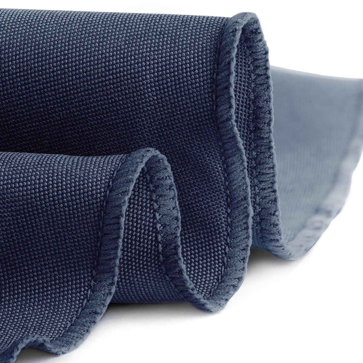 Gee Di Moda seamless wrinkle-resistant polyester tablecloth for a neat look.