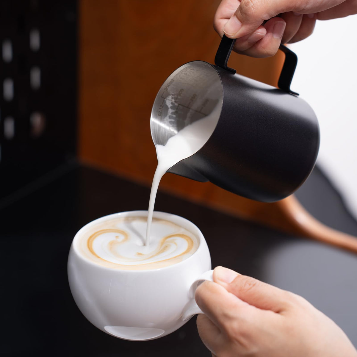 Generic dual-size set with 12oz and 20oz pitchers suits coffee shop routines