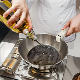 Generic removable pot handle easy-clean surface simplifies maintenance.