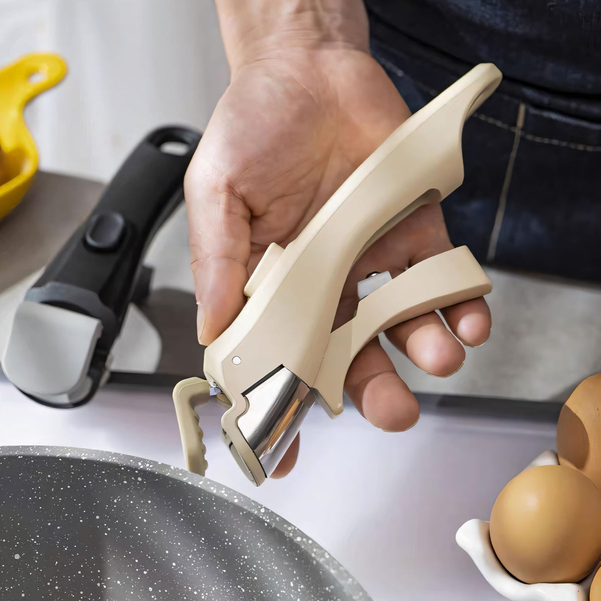 Generic removable pot handle vertical-edge compatibility fits many pots and pans.