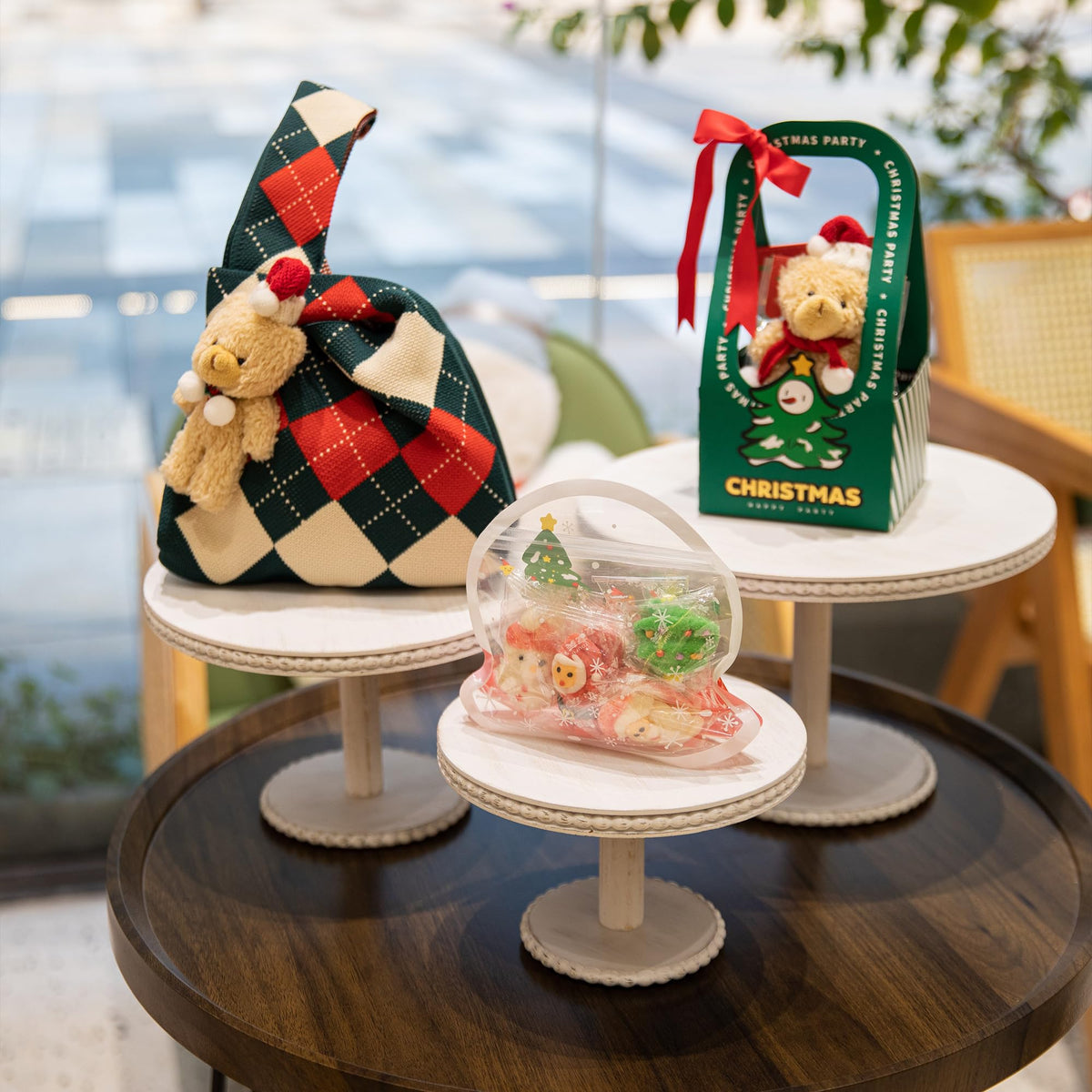 GENMOUS & CO farmhouse decor stand doubles as a stylish display piece for gatherings.