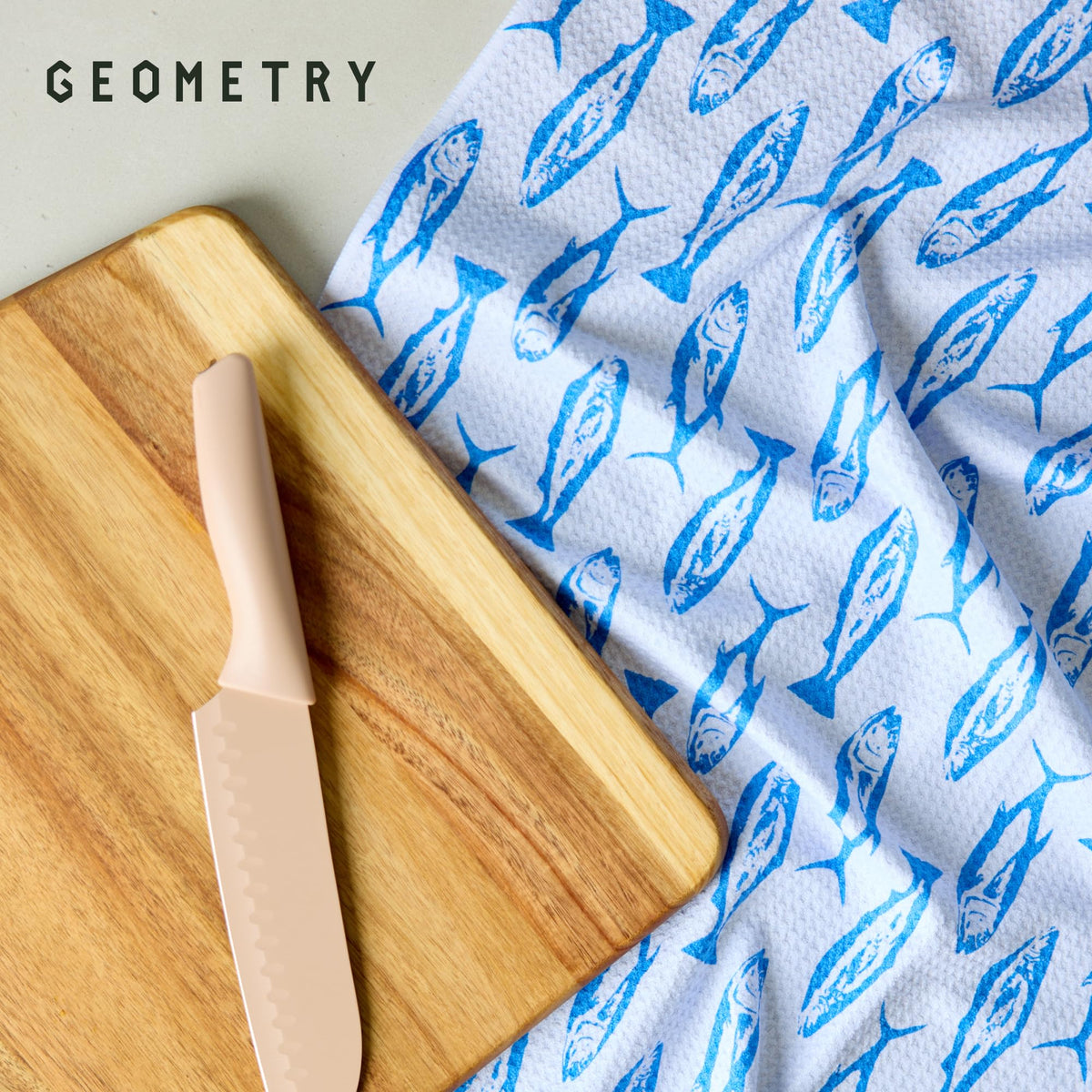 GEOMETRY Coastal Catch quick-dry performance reduces moisture in the kitchen.