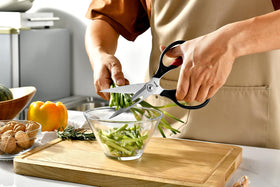 Gerior kitchen scissors in poultry-cutting mode handling chicken.