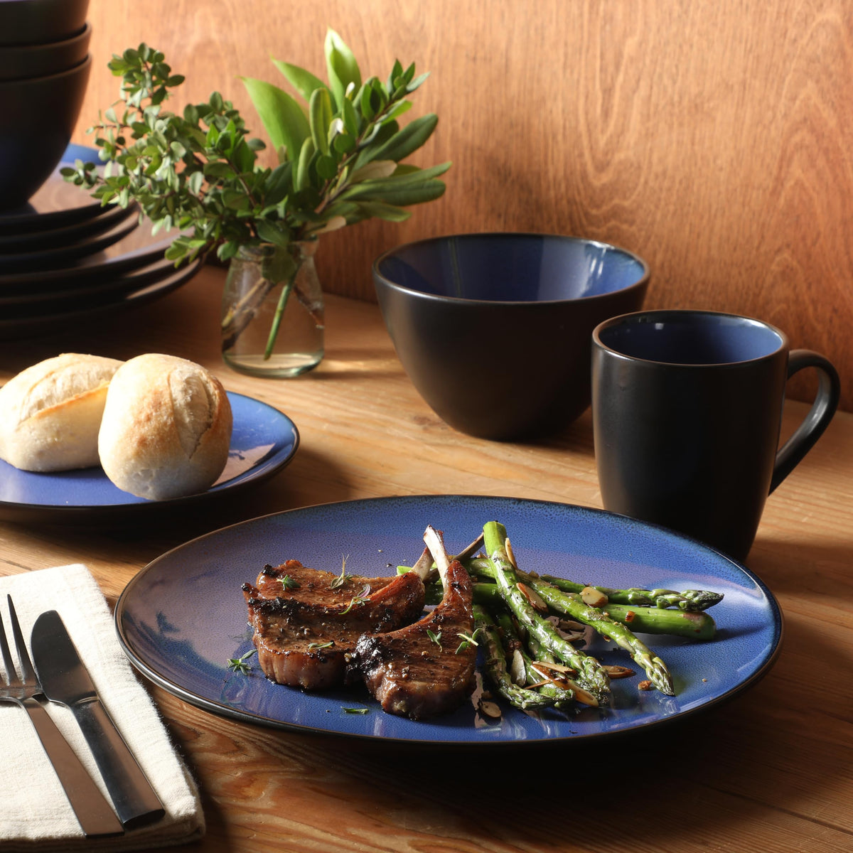 Gibson Elite Soho Round with black exterior adds dramatic contrast to table settings.