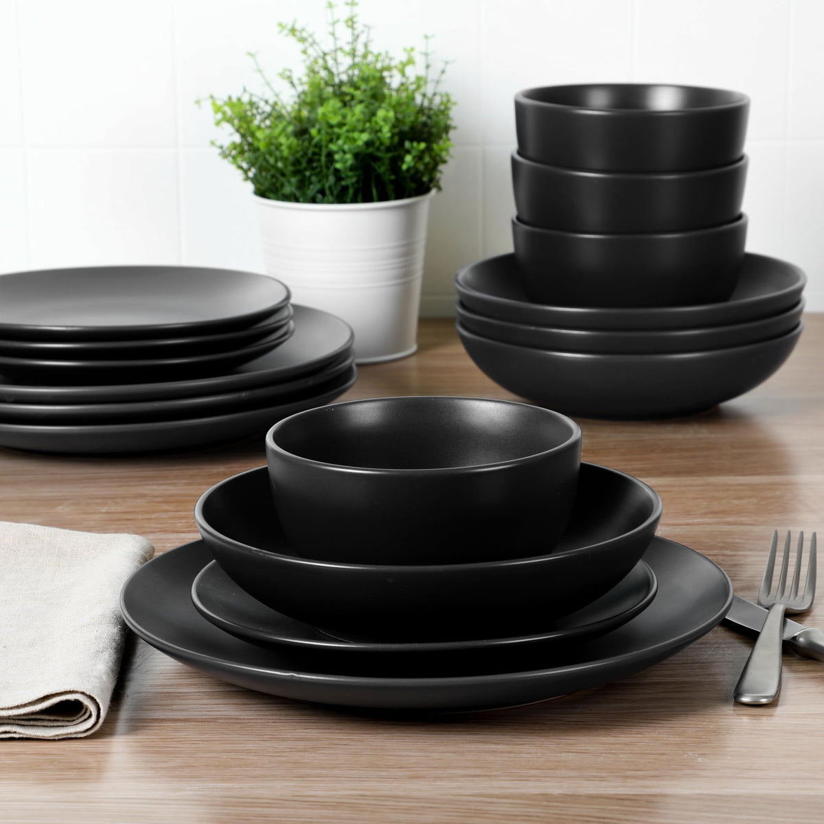 Gibson Home Queenslane 8-inch dessert plates ideal for courses and sweets