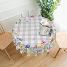 Giwawa waterproof round tablecloth protecting surfaces during casual meals.