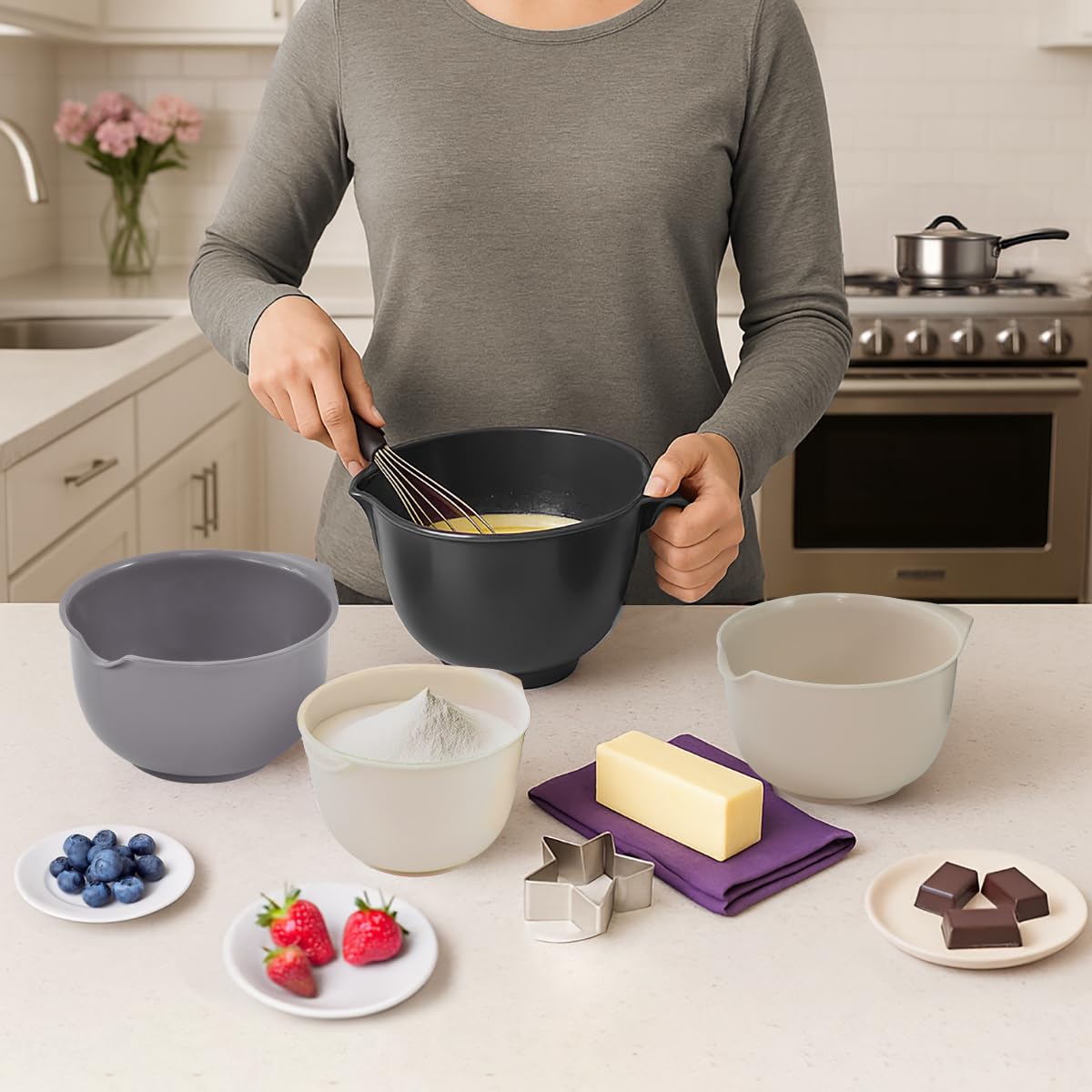 Glad bowls with ergonomic handles give a secure grip for precise pouring.