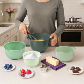 Glad mixing bowls with pour spout in large size for bulk mixing and easy pouring.