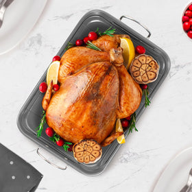 Glad Roasting Pan with sturdy handles for secure oven transfer.