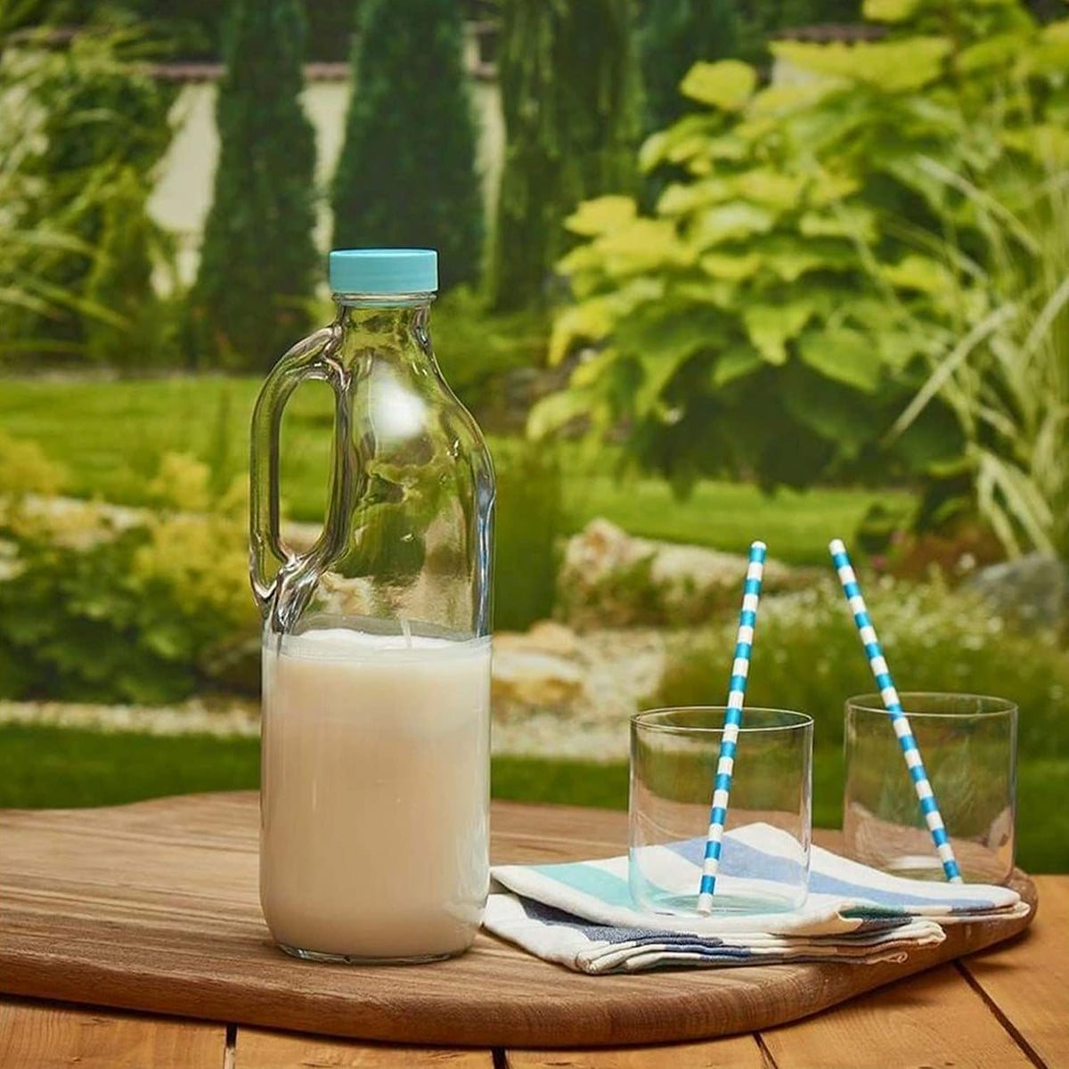 Glass Monger 2pc 47oz pitcher leakproof lid reduces spills when pouring.