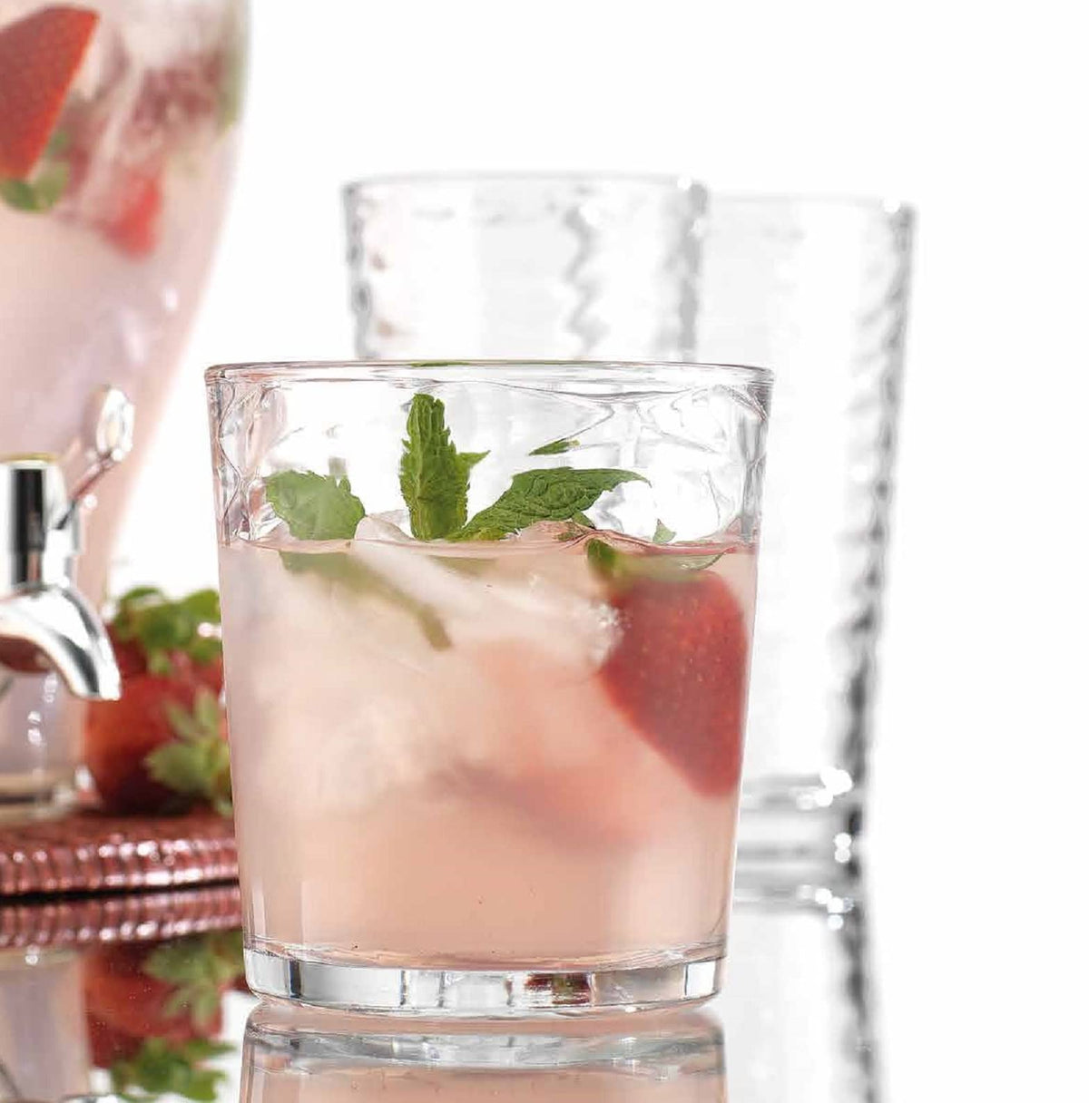 Glaver's liquor glass set 4pc showcases clear sparkle and dishwasher-safe convenience.
