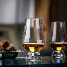Glencairn hand-fit design enables comfortable, relaxed sipping during gatherings.