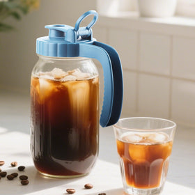 GMAEURL Versatile container for beverages and storage.