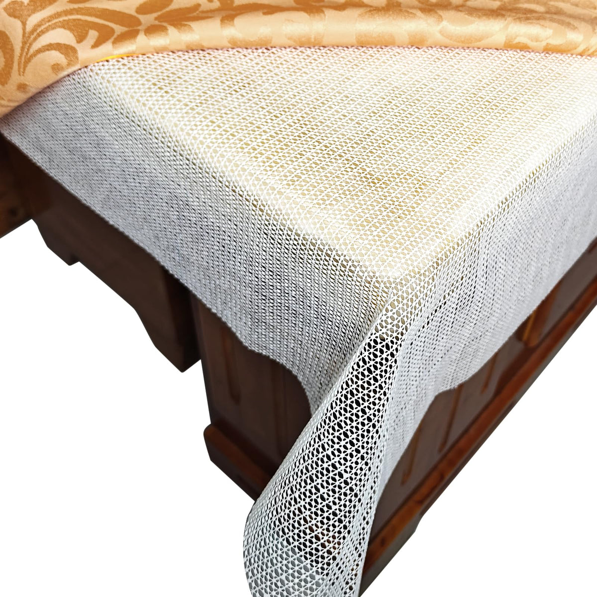 Goldenpasinee extra-large underlay provides secure anti-slip grip for tablecloths.