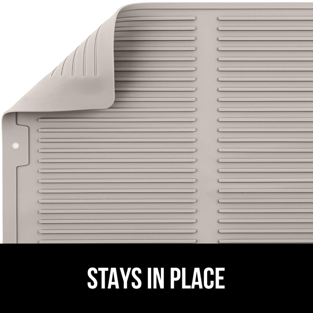 GORILLA GRIP counter protection with raised edges contains water.