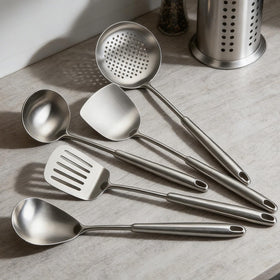 GOUSHIYUN kitchen tongs provide balanced grip for flipping and serving.