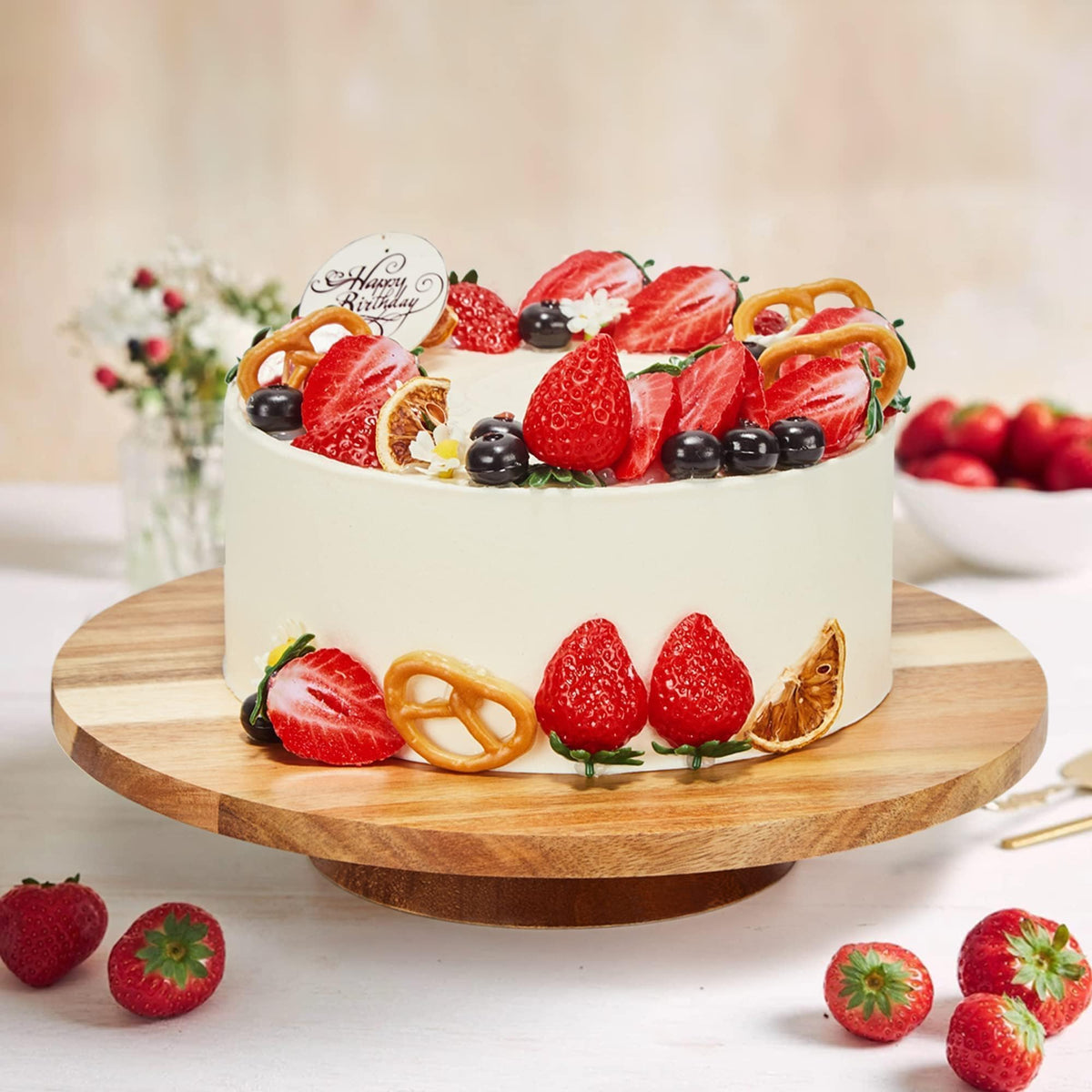 GOVOKOI non-slip base and rubber feet keep your cake steady during decorating.