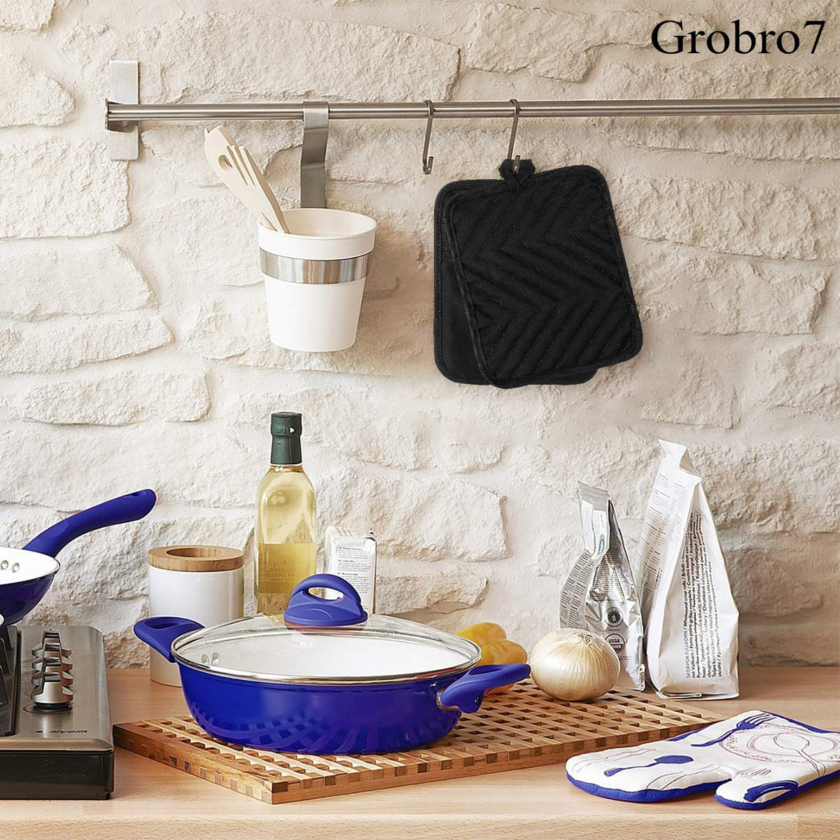 GROBRO7 pocketed hot pads provide grip for lifting pans and bowls.