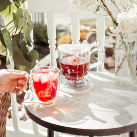 Aberdeen teapot pour spillage-free thanks to a reliable seal and ergonomic spout.