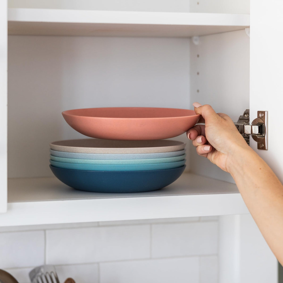 Grow Forward tropical-toned bowls elevate family meals with stylish dinnerware vibes.