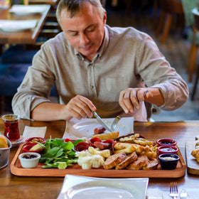 Gtencemen acacia-serving-tray highlights natural grain and durability for daily use.