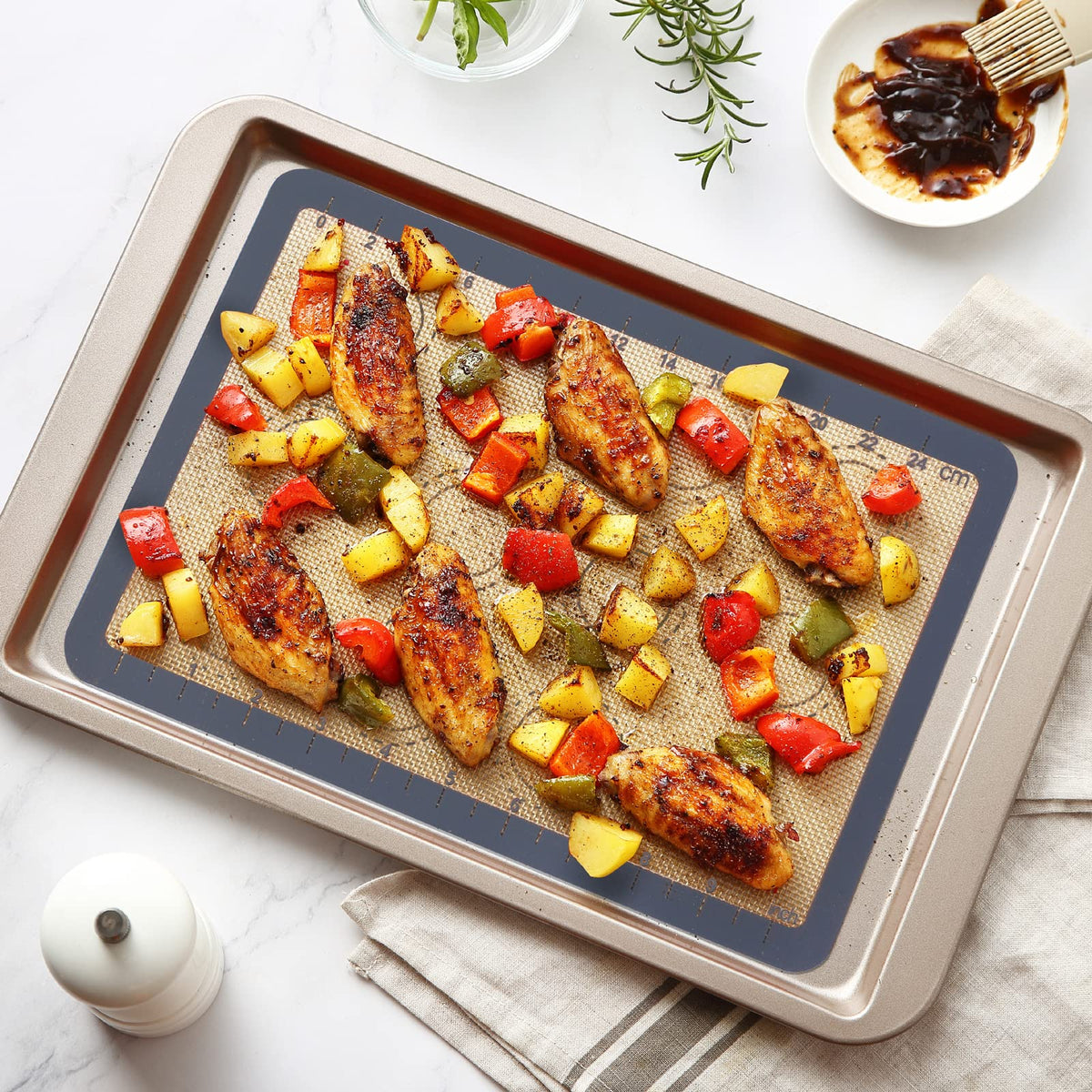 GUANCI 9 inch round mat for pizza and round pastries with non-stick surface.