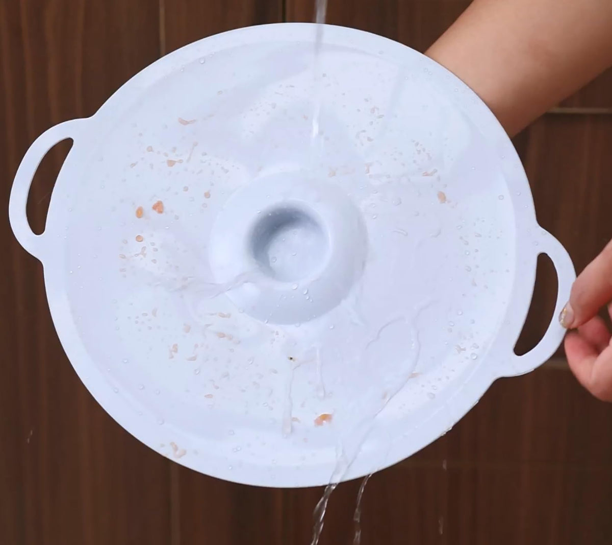 GUANCI silicone lid on 4.3-inch mug covers aroma and heat