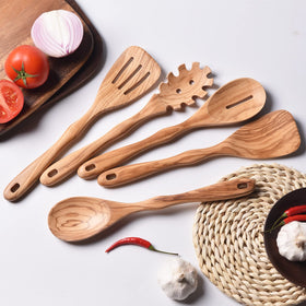 Gudamaye spaghetti spoon ready for stirring and serving al dente.