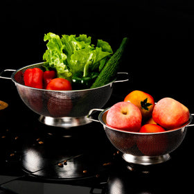 Gulex colander in a busy kitchen demonstrating its high-capacity 5-quart use.
