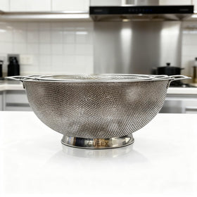 Gulex tight-hole mesh strainer prevents small pieces from slipping through.