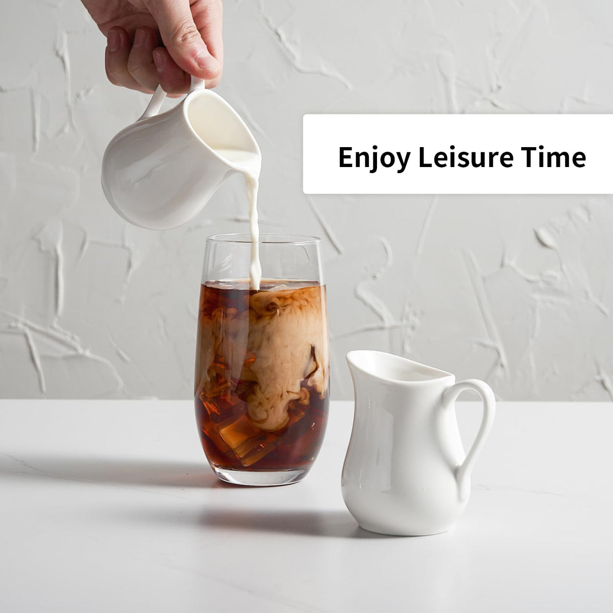 Gurygo white porcelain creamer with handle for easy pouring and clean serving.