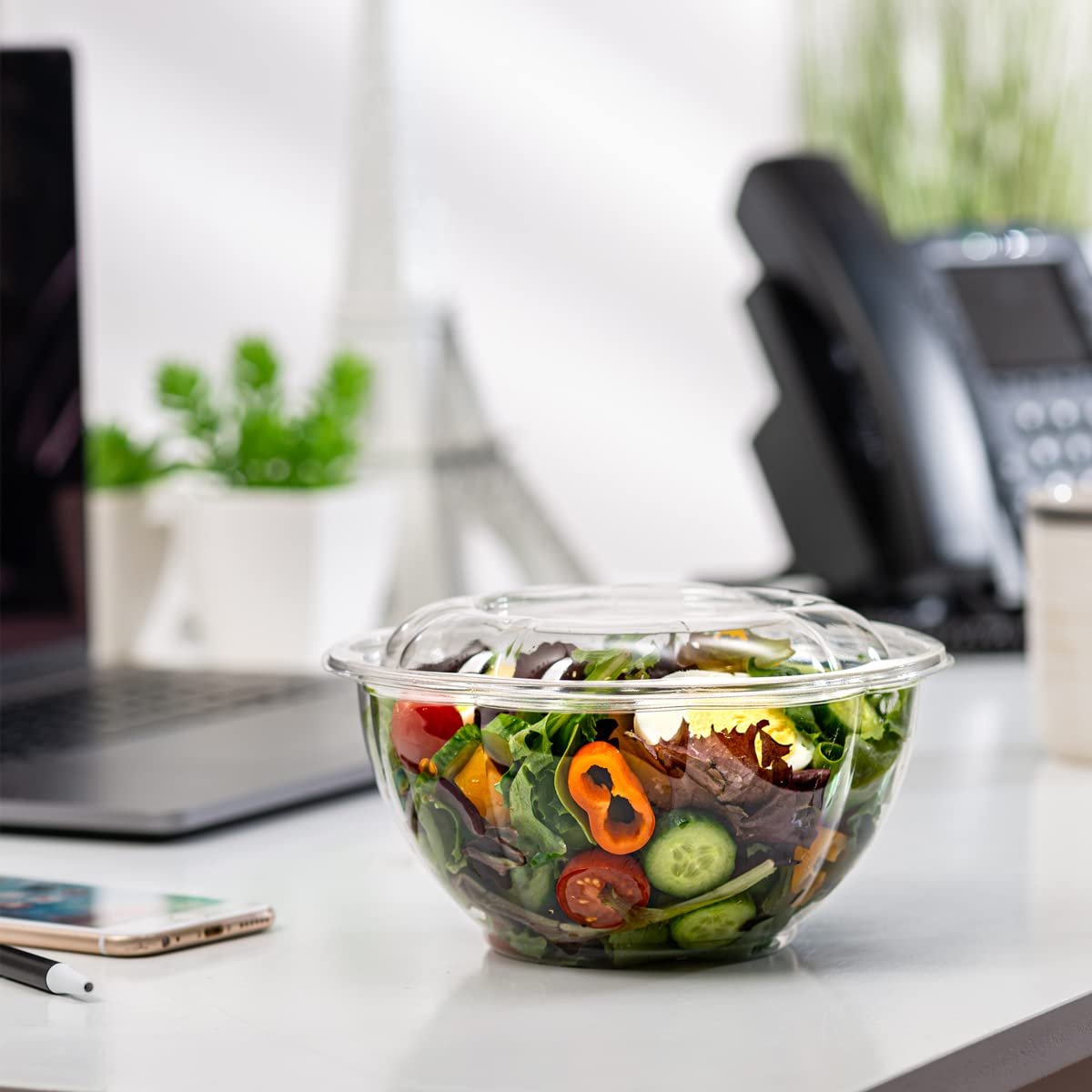 GUSTO 32 oz clear salad bowl with lid in-use takeout, keeps salads neat during transit.