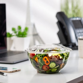 GUSTO 32 oz clear salad bowl with lid in-use takeout, keeps salads neat during transit.