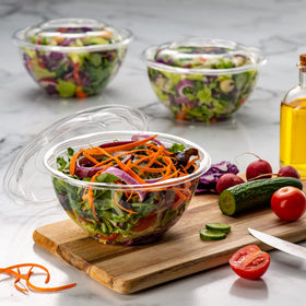 GUSTO 32 oz clear salad bowl with lid packaging closeup shows airtight seal and freshness.