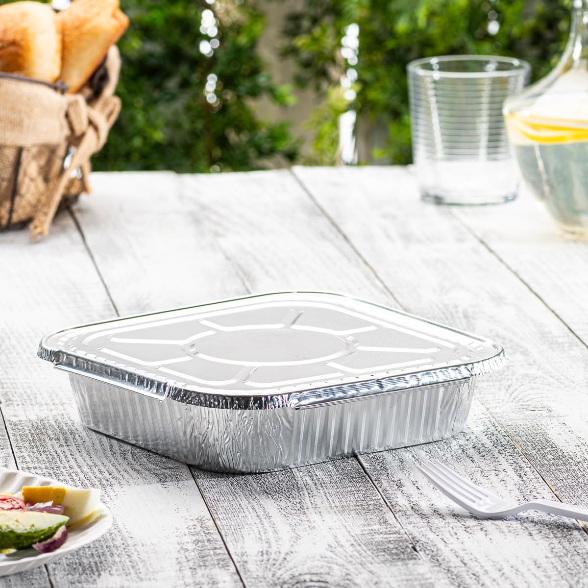 GUSTO disposable aluminum pans with lids protect leftovers.
