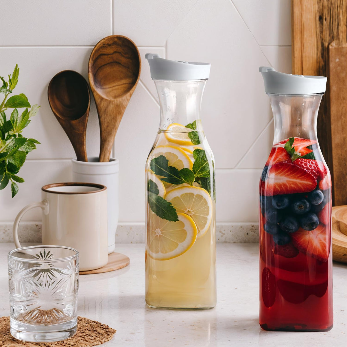 GUSTO easy-pour spout enables controlled, drip-free pouring.