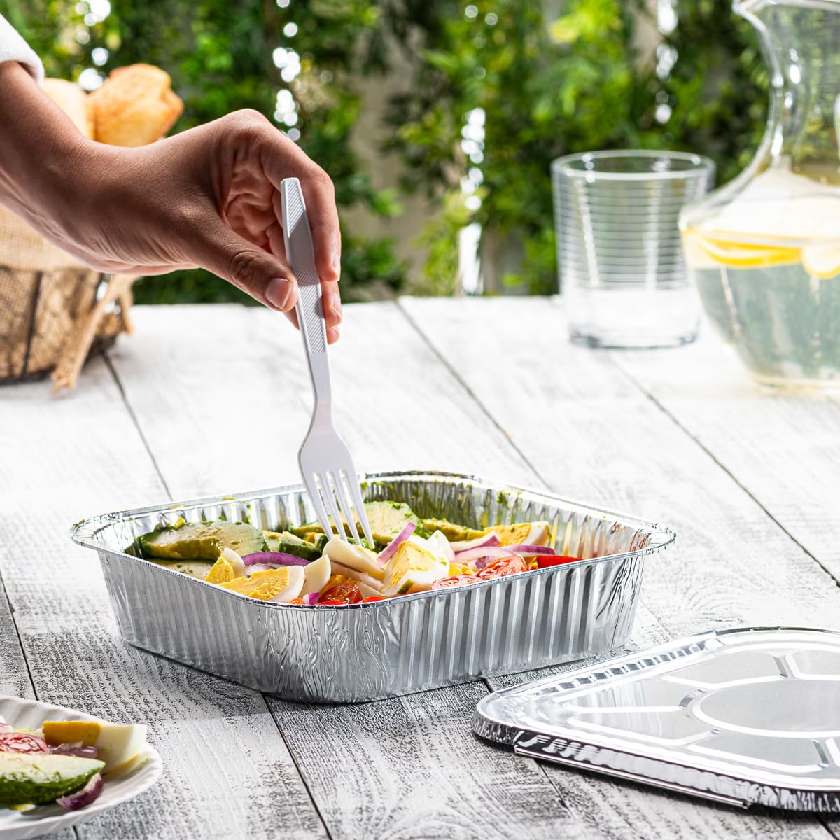 GUSTO square foil pans withstand high temperatures for safe transport.