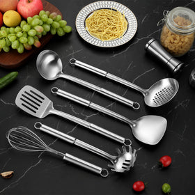 Gymdin slotted spoon ready to drain broth from vegetables with ease