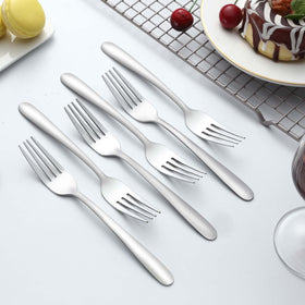 Gymdin ergonomic, balanced design for comfortable handling during meals.