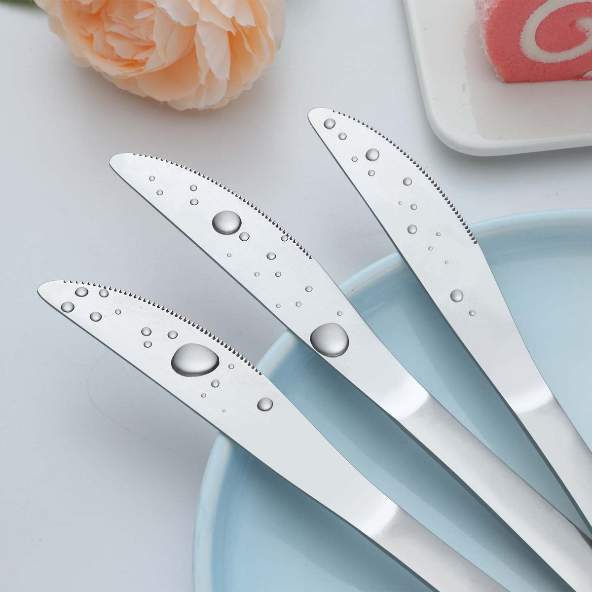 Gymdin stainless steel table knife with timeless design.